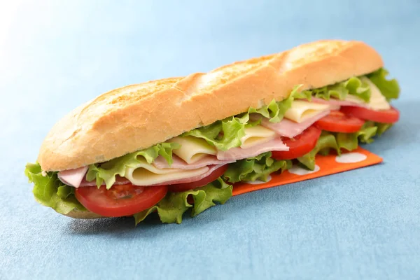 三明治面包加火腿 奶酪和西红柿 — 图库照片
