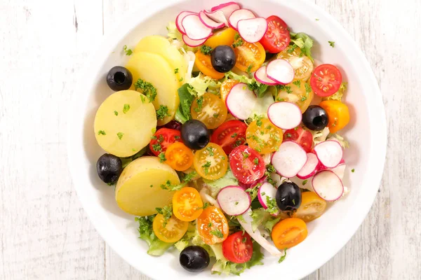 蔬菜沙拉配土豆 橄榄和西红柿 — 图库照片