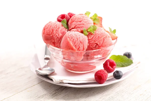 Μπολ Παγωτό Φράουλα Και Βατόμουρο — Φωτογραφία Αρχείου