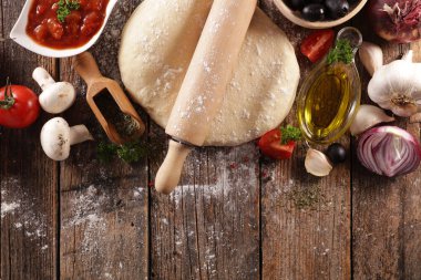 Pizza hamuru ve malzeme çeşitleri.