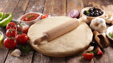 Pizza hamuru ve malzeme çeşitleri.