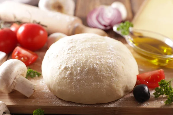 Raw Dough Pizza Oil Tomato Olive Mushroom — Stock Photo, Image