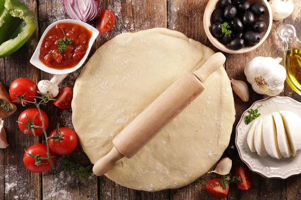 Sortiert Aus Pizzateig Und Zutaten — Stockfoto