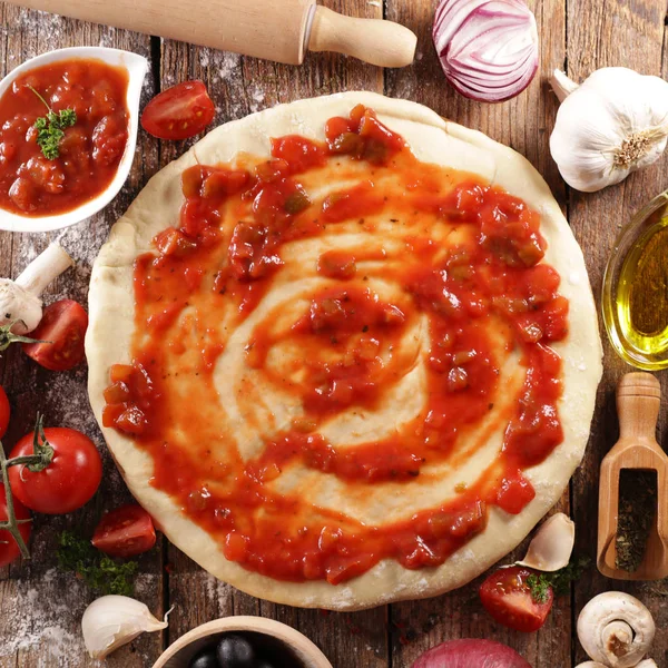 Ζύμη Πίτσας Σάλτσα Ντομάτας Μανιτάρι Τυρί Και Ελιά — Φωτογραφία Αρχείου