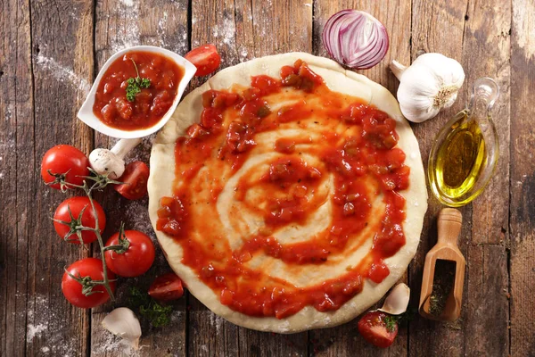 トマトソースとピザ生地 キノコ チーズとオリーブ — ストック写真