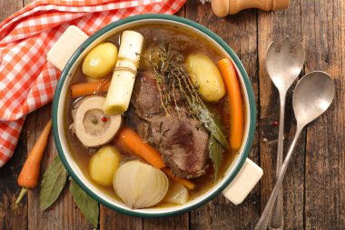 Sebzeli ve karabiberli biftek yahnisi.