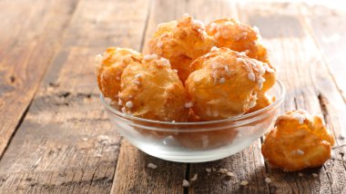 Chouquette, ahşap arka planda Fransız choux pastası.