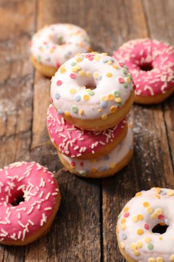 Çeşit çeşit çikolata ve kremalı donut.