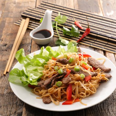 Biftek ve sebzeli kızarmış erişte.