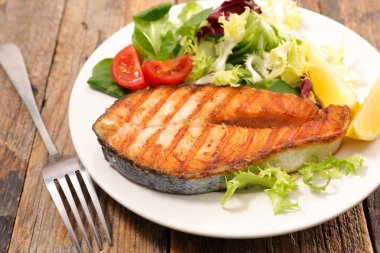 ızgara somon steak ve salata