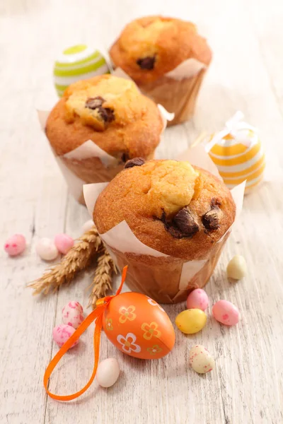 Čokoládový Muffin Velikonočním Vejcem Sladkostmi — Stock fotografie