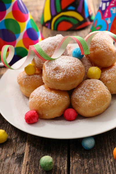 Ντόνατ Και Διακόσμηση Καρναβαλιού Κομφετί — Φωτογραφία Αρχείου
