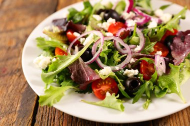 Soğanlı sebze salatası, domates, peynir ve zeytin.