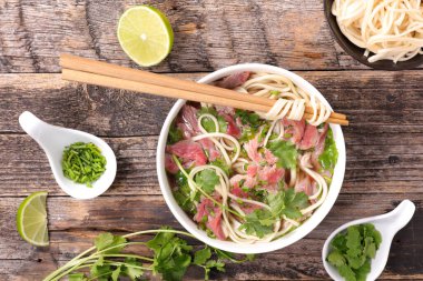 Erişte, biftek ve kişniş karışımı Çin çorbası.