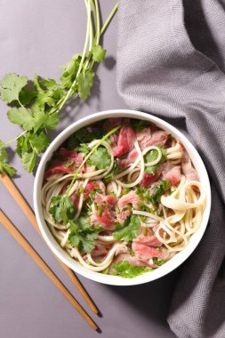 Erişte, biftek ve kişniş karışımı Çin çorbası.