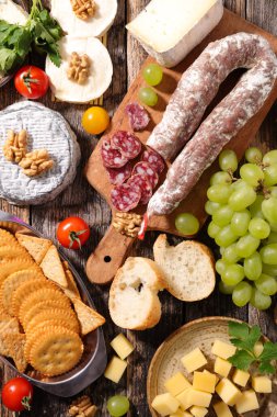 Salam, peynir, üzüm ve kraker çeşitleri.