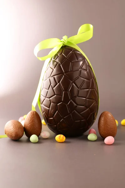 Ostereierschokolade Und Bonbons — Stockfoto