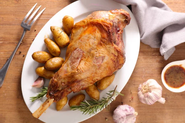 Gebackene Lammkeule Mit Kartoffeln Und Sauce — Stockfoto