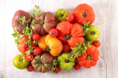 Renkli taze domates ve parles- üst görünüm çeşitleri