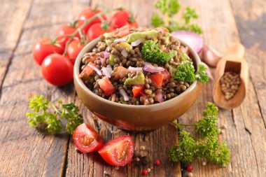 Soğanlı mercimek salatası, domates ve sos.