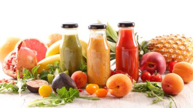 meyve suyu şişede ve malzemede