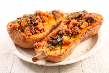 Sığır eti ve sebzeyle doldurulmuş tereyağı.