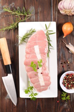 Biber ve bitkilerle birlikte çiğ rosto.