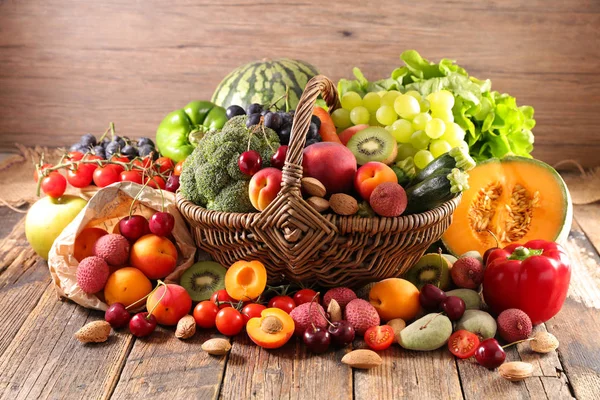 Korg Med Frukt Och Grönsaker — Stockfoto
