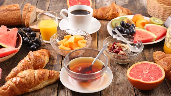 Πλήρες Πρωινό Φλιτζάνι Καφέ Φλιτζάνι Τσάι Κρουασάν Ψωμί Και Φρούτα — Φωτογραφία Αρχείου
