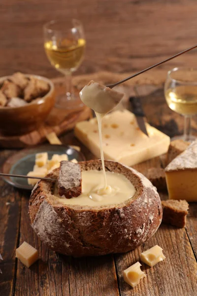 チーズフォンデュパンボウルにワイン — ストック写真