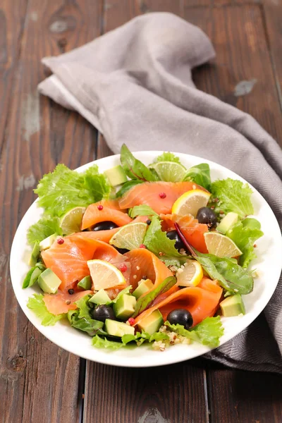 Salada Legumes Com Abacate Salmão Defumado — Fotografia de Stock