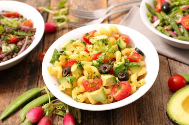 avokado, domates ve zeytinli makarna salatası.