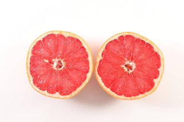 Kırmızı greyfurt beyaz arkaplanda yarı izole