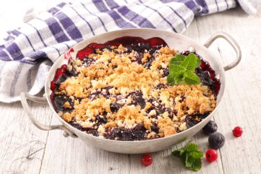 Yulaf ezmesi parçacıklı meyveli.