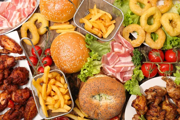 Assortiment Van Amerikaans Voedsel Hamburger Frietjes Spek Gebakken Kip — Stockfoto