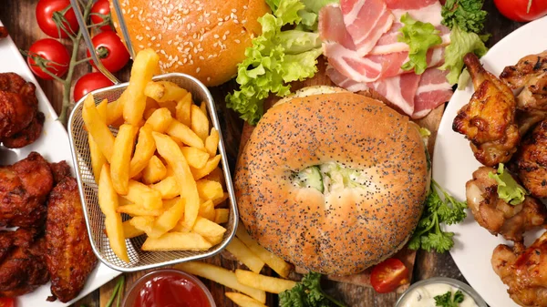 Auswahl Amerikanischen Lebensmitteln Hamburger Pommes Frites Speck Gebratenes Huhn — Stockfoto