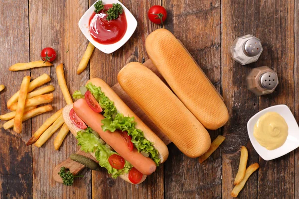 Cachorro Quente Pão Com Salsicha Alface Molho — Fotografia de Stock