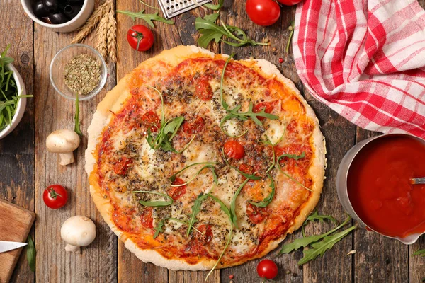 加番茄酱 莫扎拉的披萨 — 图库照片