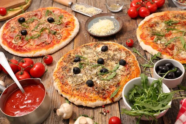 Pizza Con Salsa Pomodoro Funghi Mozzarella — Foto Stock