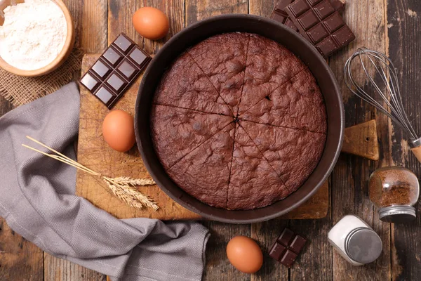 Schokoladenkuchen Auf Holzbrett Und Zutat — Stockfoto