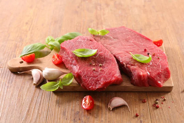 Rohes Stück Rindfleisch Bord Mit Knoblauch Und Basilikum — Stockfoto