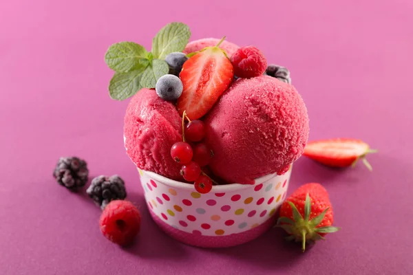 Tazón Helado Con Fruta Bayas —  Fotos de Stock