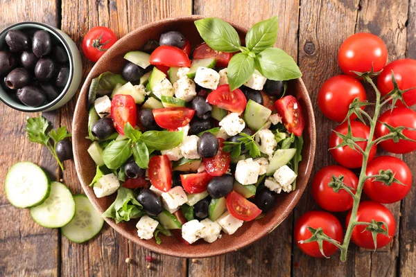 Insalata Mista Con Pomodoro Olive Formaggio Feta Basilico Salsa — Foto Stock