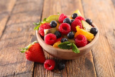 meyve salatası - ahududu, çilek, portakal, muz ve yabanmersini ile karışık meyve