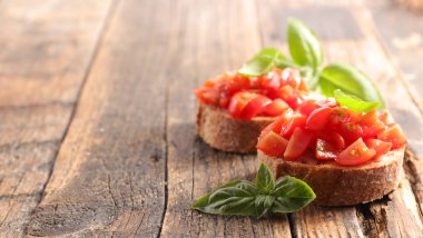 bruschetta- domates, yağ ve fesleğenli ekmek