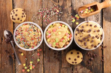 Çikolatalı ve şekerli çiğ hamur kurabiyesi