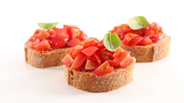 Bruschetta Pão Com Tomate Óleo Manjericão Isolado Sobre Fundo Branco — Fotografia de Stock