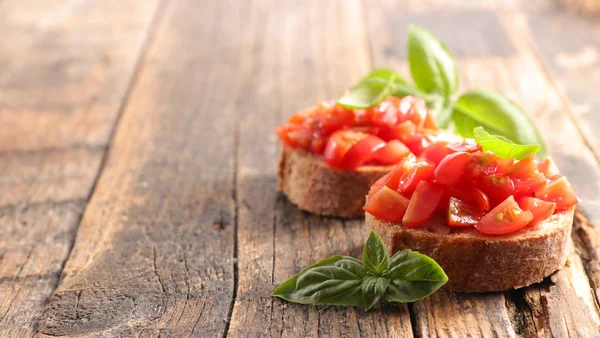Bruschetta トマトとパン 油とバジル — ストック写真