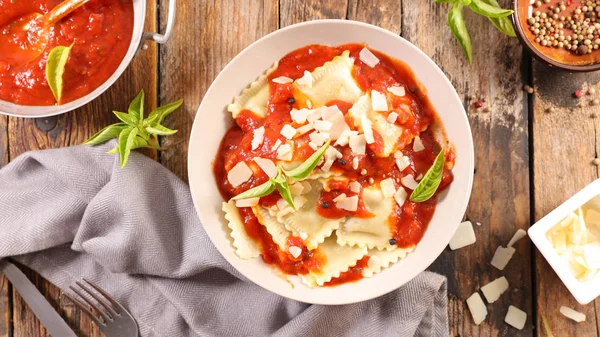 Ravioli Tomatovou Omáčkou Parmazánem — Stock fotografie