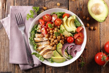 Karışık salata kase nohut ve sebze.